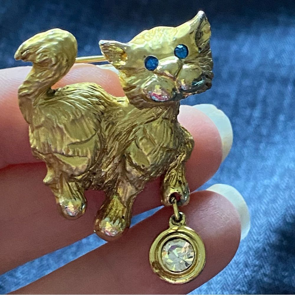 Vintage Giusti Blue Eyed Cat Brooch Pin Rhinestone Crystal Dangle Ball Gold Tone